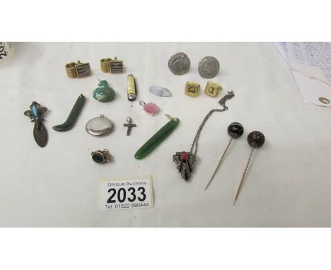 A mixed lot of antique and other jewellery including jade, art deco clip, some gold and silver,fob, locket etc., (19 items).