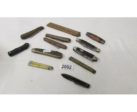 A mixed lot of vintage pen knives etc.,