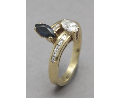 Sortija "tú y yo". Montura en oro amarillo de 18 k. con diamantes talla carre y talla marquise y un zafiro talla marquise. 5 