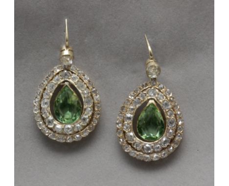 Pendientes neoclásicos circa 1880. Montura en oro amarillo de 18 k. con diamante talla mina antigua montada en chatón y colga