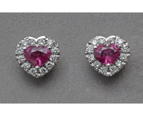 Pendientes corazón. Montura en oro blanco de 18 K. con rubí talla corazón orlado de diamantes talla brillante. Cierre a presi
