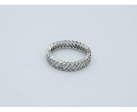Sortija alianza. Montura en oro blanco de 18 k. cuajada de diamantes talla baguette . 3,86 gr. Peso total diamantes: 1,91 ct.