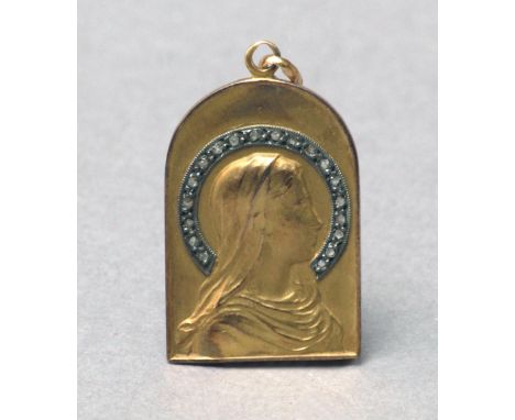Medalla devocional circa 1919. Montura en oro amarillo de 18 K. con vistas en platino imagen de la Virgen y diamantes talla r