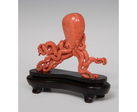 Octopus; Chinese work, First third of the 20th century.Coral.Some of the tentacles are broken.Resting on a wooden base.Measur