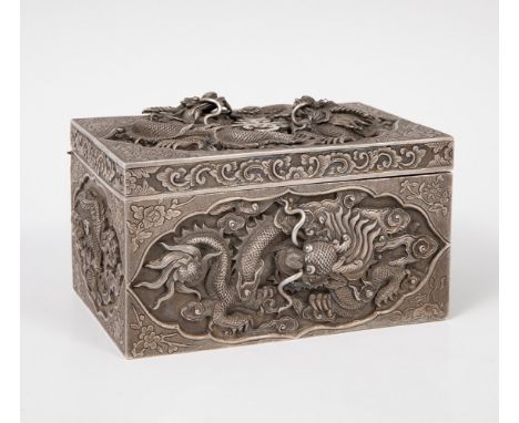 Box; China, late 19th century.Silver.With French import marks.Inscription on the baseMeasurements: 8 x 14 x 8.5 cm.Weight: 66