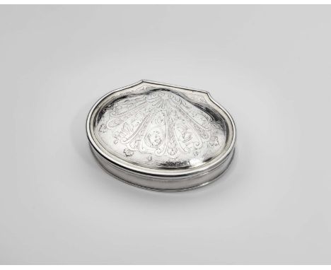 A GEORGE I / II SILVER PARCELGILT SNUFF BOX of cartouche form with plain moulded borders, the slightly domed cover engraved w