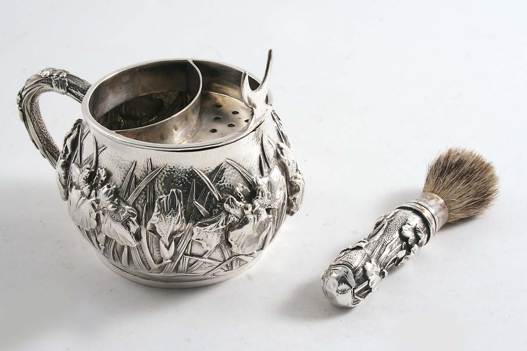 A LATE 19TH / EARLY 20TH CENTURY JAPANESE SHAVING MUG & MATCHING BRUSH