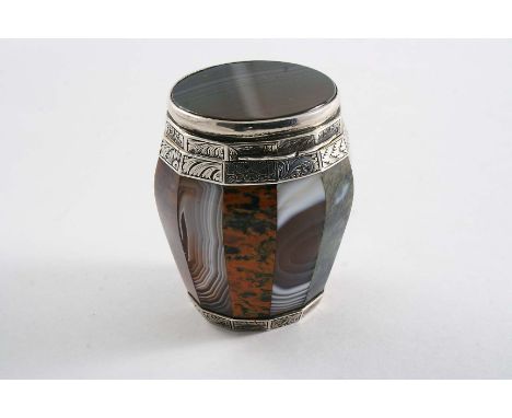 AN EARLY VICTORIAN SCOTTISH MOUNTED HARDSTONE VINAIGRETTE of slightly baluster form with engraved borders and a faceted body 