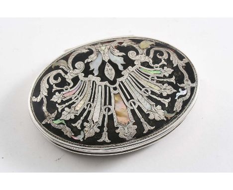 AN EARLY 18TH CENTURY MOUNTED TORTOISESHELL OVAL SNUFF BOX  with a stand-away hinge, the cover inlaid and inset with mother o