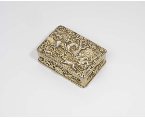 A GEORGE III SILVERGILT SNUFF BOX rectangular with plain wire borders and rounded corners, the cover decorated in relief with