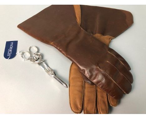 PAIR OF VINTAGE LEATHER DRIVING GLOVES, along with a pair of plated grape scissors (2)