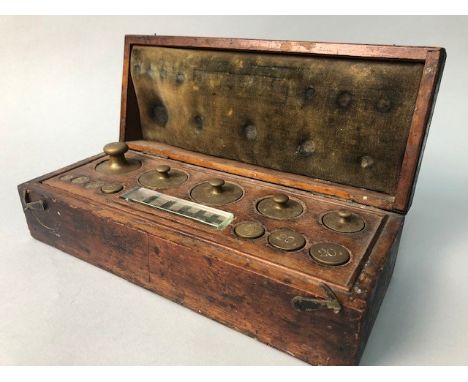 SMALL CASED SET OF SCALE WEIGHTS