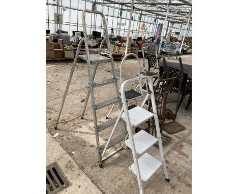 A FOUR RUNG ALUMINIUM STEP LADDER AND A FURTHER THREE RUNG STEP LADDER