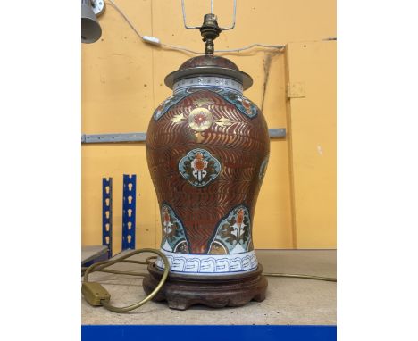 A LARGE CHINESE PORCELAIN TABLE LAMP