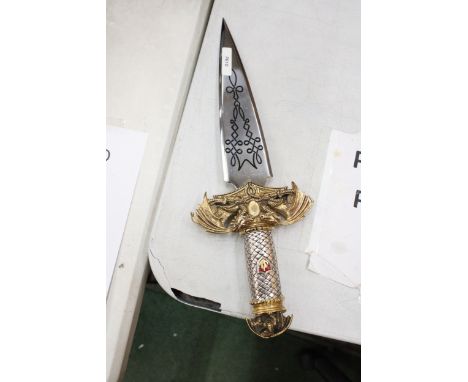 A FANTASY DAGGER WITH DRAGON DESIGN TO THE HANDLE