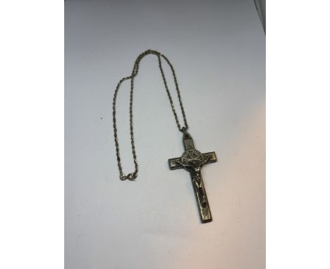 A SILVER NECKLACE WITH A CRUCIFIX PENDANT