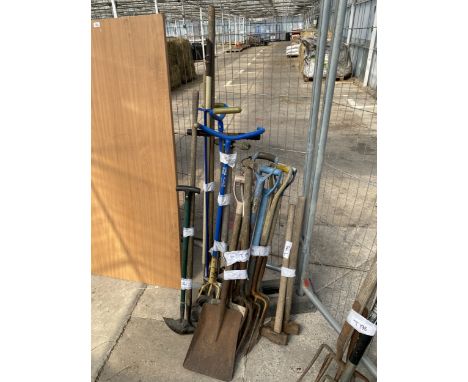 AN ASSORTMENT OF GARDEN TOOLS TO INCLUDE FORKS, SHOVELS AND SLEDGE HAMMERS ETC