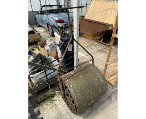 A LARGE VINTAGE CAST IRON GARDEN ROLLER, (A/F CRACK TO THE ROLLER)