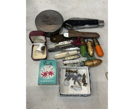 A COLLECTION OF VARIOUS ITEMS TO INCLUDE PENKNIVES, PIN BADGES, THIMBLE ETC