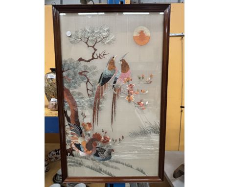 A FRAMED VINTAGE CHINESE SILK EMBROIDERY FEATURING BIRDS 76 X 46 CM