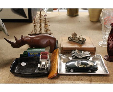 A COLLECTION OF ITEMS TO INCLUDE ASHTRAYS WITH MOUNTED MODEL CARS, AN ASTON MARTIN MODEL CAR SCALE 1/40 AND VARIOUS OTHER ITE