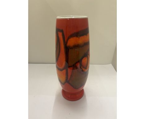 A POOLE POTTERY DELPHIS VASE, HEIGHT 22CM