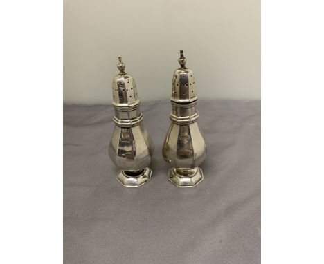 A HALLMARKED LONDON SILVER SALT AND PEPPER SET, WEIGHT 61G