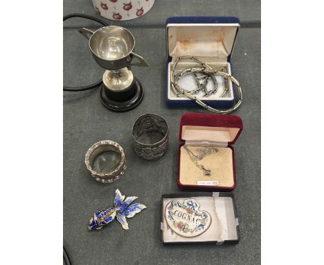 A MIXED LOT TO INCLUDE AN ENAMELLED ARTICULATED FISH PENDANT, A SILVER CHAIN WITH CUBIC ZIRCONIA PENDANT, SMALL TROPHY, NAPKI