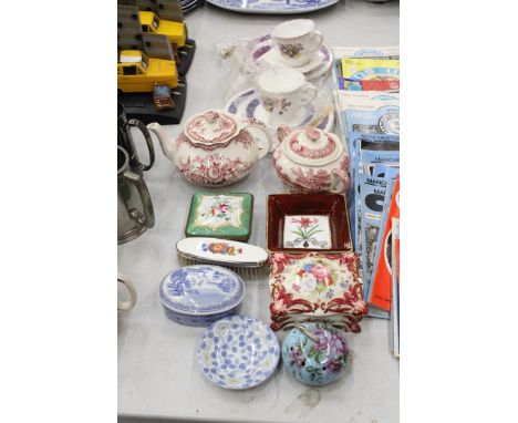 A QUANTITY OF PORCELAIN AND CERAMICS TO INCLUDE TWO NEW FRANKLIN MINT, ROYAL HORTICULTURAL SOCIETY TRIOS, VINTAGE CROWN DUCAL