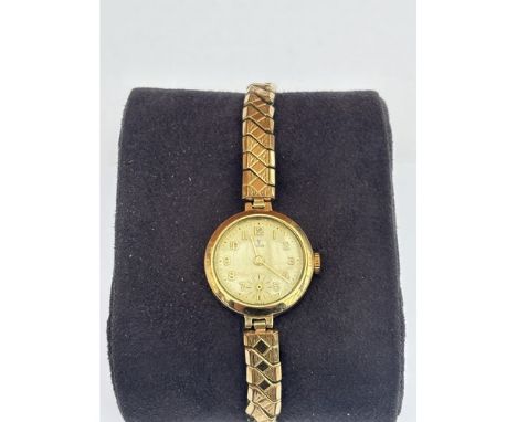 A LADIES 9CT TUDOR BY ROLEX WRISTWATCH, THE CIRCULAR CREAM DIAL WITH ARABIC NUMERALS AND SUBSIDIARY DIAL TO 6 O’CLOCK, SET TO