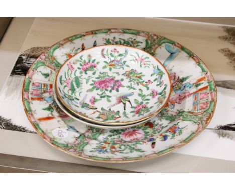 A CHINESE PORCELAIN ROSE MEDALLION PLATE - 24.5 CM (D) TOGETHER WITH TWO CANTON FAMILLE ROSE PORCELAIN SHALLOW BOWLS FEATURIN