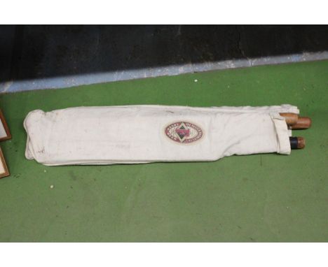 A VINTAGE CRICKET SET BY 'THE FOSTER BREWING COMPANY' TO INCLUDE A BAT, STUMPS AND BALES