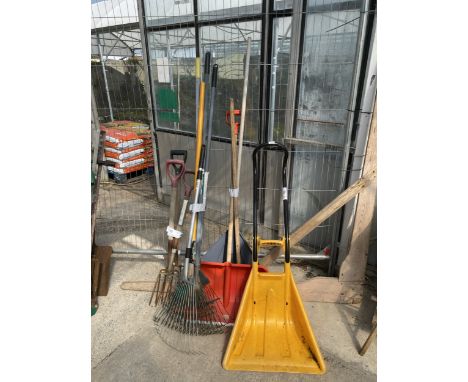 AN ASSORTMENT OF GARDEN TOOLS TO INCLUDE FORKS, RAKES AND A SNOW SHOVEL ETC
