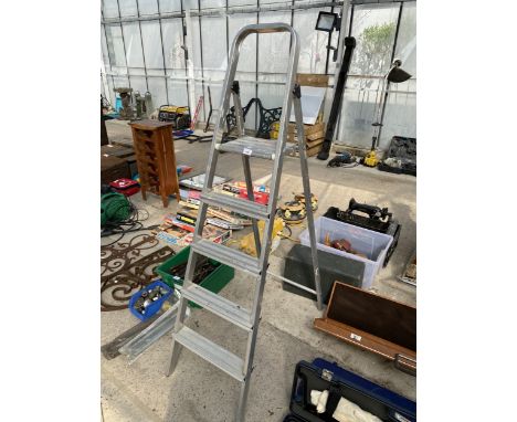 A FOUR RUNG ALUMINIUM STEP LADDER