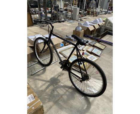 A RALEIGH BOULDER GENTS BIKE WITH 21 SPEED GEAR SYSTEM