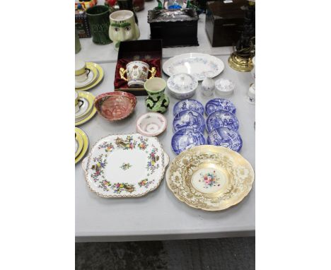 A MIXED LOT OF COLLECTABLES TO INCLUDE A BOXED PARAGON COMMEMORATIVE LOVING CUP, AYNSLEY PAGODA CAKE PLATE, COLLECTION OF WED