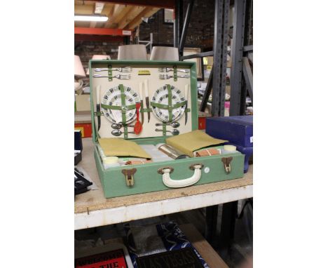A VINTAGE SIRRAM PICNIC SET FROM THE MID 20TH CENTURY IN A PORTABLE CASE