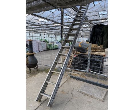 AN ALUMINIUM 32 RUNG TWO SECTION EXTENDING LADDER