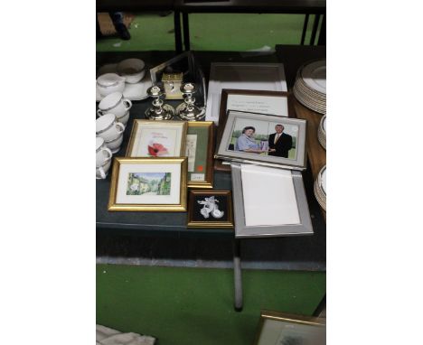 A MIXED LOT TO INCLUDE FRAMED PRINTS, PHOTO FRAMES, A PAIR OF SILVER PLATED CANDLESTICKS, A CARRIAGE CLOCK, ETC