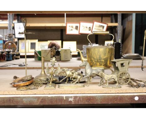A COLLECTION OF VINTAGE BRASSWARE TO INCLUDE A LARGE KETTLE WITH A TRIVET, TOASTING FORKS, ANIMAL FIGURES, BELLOWS, HORSE BRA