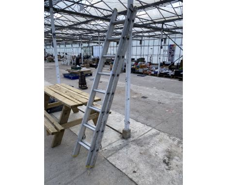 AN ALLUMINIUM TWO SECTION 16 RUNG EXTENDING LADDER