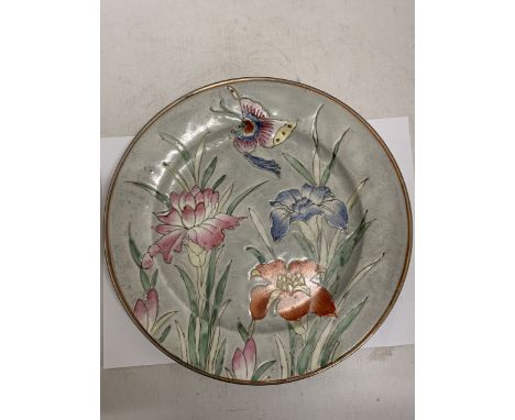 A CHINESE HANDPAINTED LOTUS FLOWER AND BUTTERFLY RAISED CERAMIC PLATE WITH RED SEAL MARK TO THE UNDERSIDE - 27 CM (D)