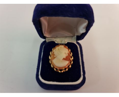 A cameo ring, unmarked yellow metal, ring size K.
