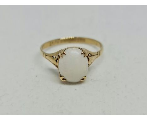 A hallmarked 9ct yellow gold opal ring, set with an oval opal cabochon, ring size O.