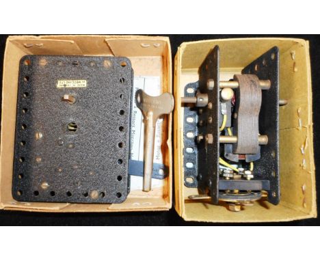 Meccano. E20 R electric motor. Also No. 2 clockwork motor (reversing). Both boxed.