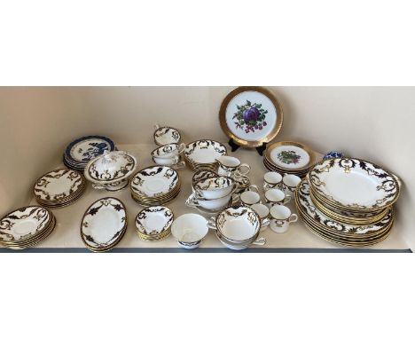 Royal Crown Derby Majesty pattern  dinner service, comprising 6 dinner plates, 6 breakfast plates, 2 soup dishes 6 dessert di