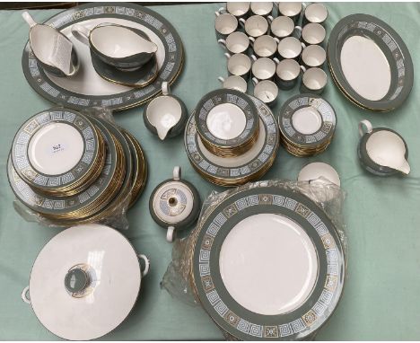 Wedgwood bone china Asia R4310 pattern extensive dinner service : 22 dinner plates 27cm  D; 12 soup bowls, 18  plates 23cm  D