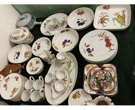 Qty of Royal Worcester Evesham and Evesham Vale pattern;  Denbigh, Exotic bird Pattern plates,  etc (some cracks and wear) 