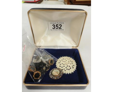 A quantity of vintage buttons