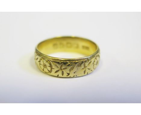 An Antique 18ct Gold Wedding Band with chased foliate decoration, Birmingham 1918, size O, 5.3g 